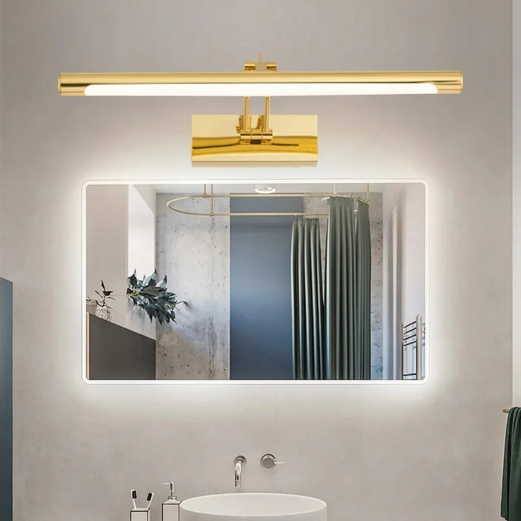 Applique LED dorée au-dessus d'un miroir rétroéclairé de salle de bain