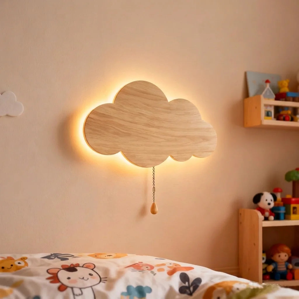 Applique nuage en bois dans une chambre d'enfant avec jouets