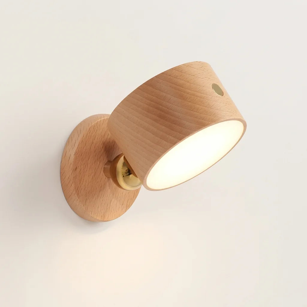 Applique murale LED rechargeable en hêtre, tête orientable, allumée