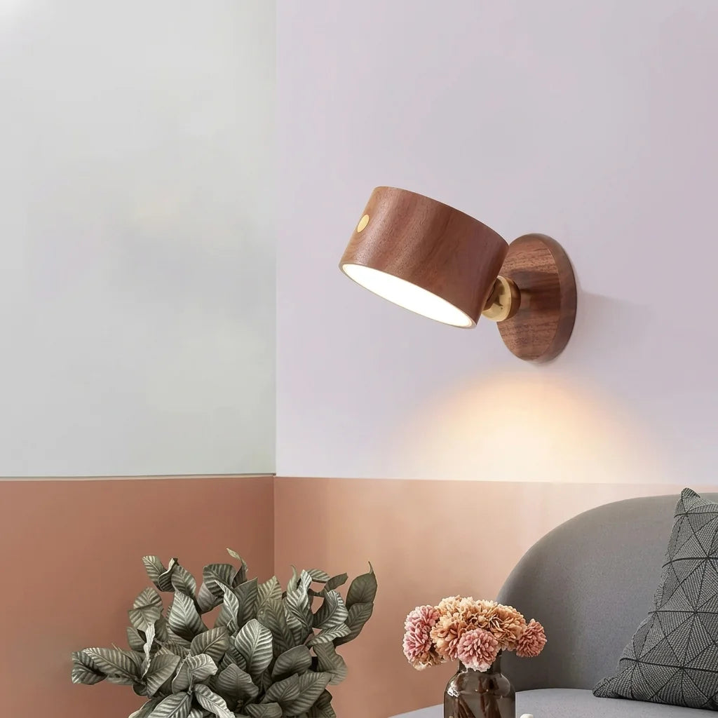 Applique rechargeable en bois foncé au-dessus d'un canapé gris