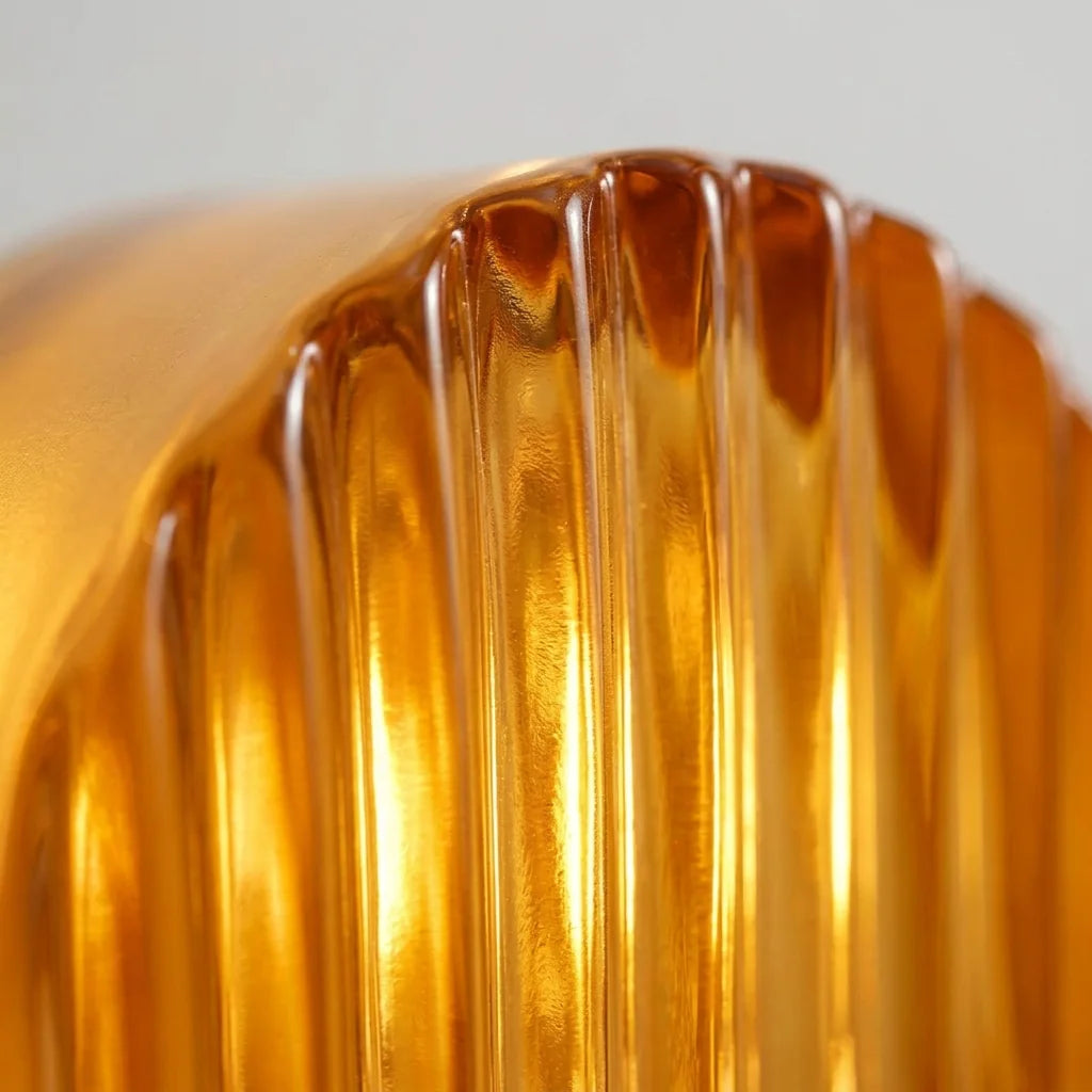 Verre ambre rayé lumineux de l'applique ronde, vu de près