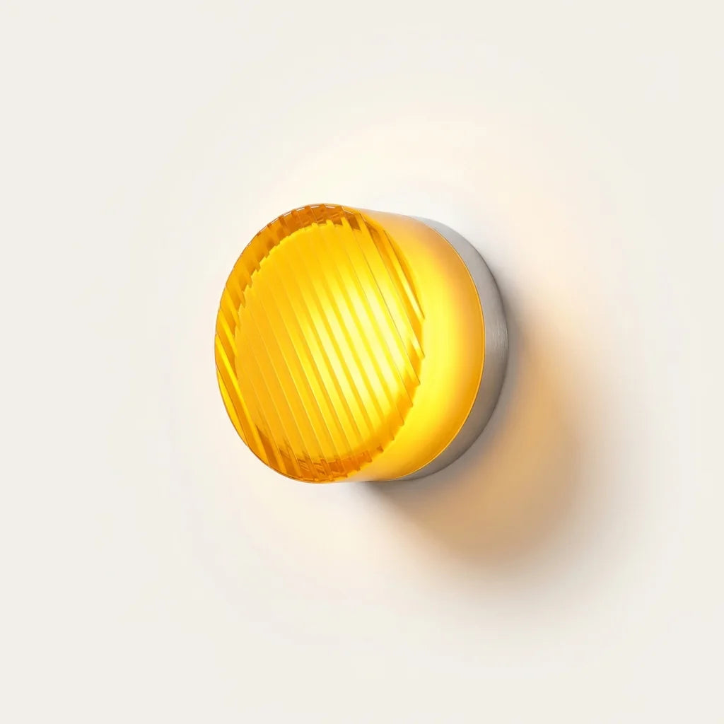 Applique murale LED ronde en verre ambre rayé, allumée