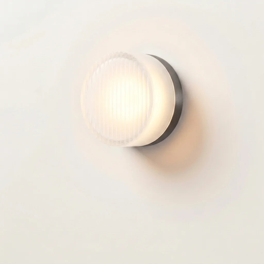 Applique murale LED ronde en verre blanc rayé, allumée