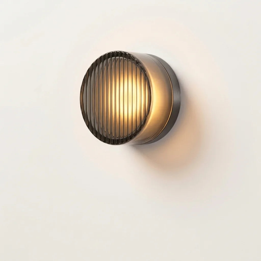 Applique murale LED ronde en verre gris fumé rayé, allumée