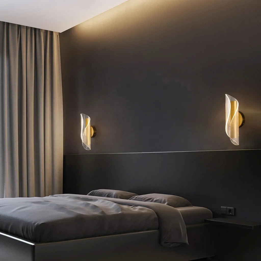 Paire d'appliques vague dorées dans une chambre anthracite