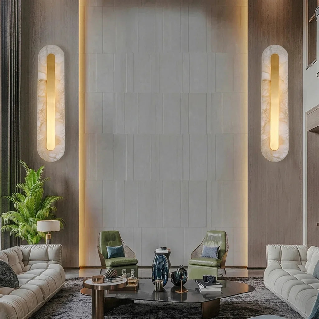Deux grandes appliques en marbre sur le mur d'un salon double hauteur