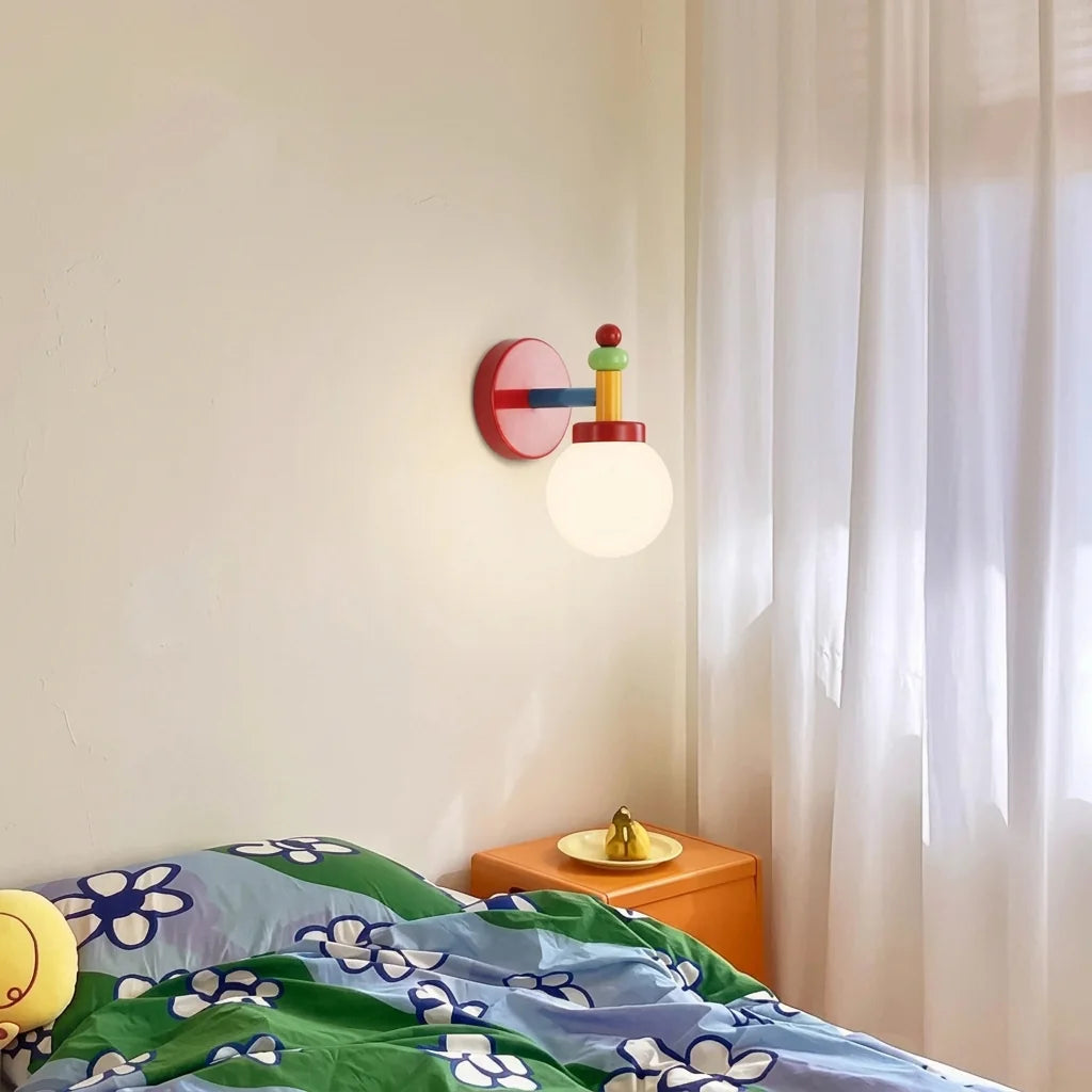 Applique multicolore allumée au-dessus d'une table de chevet orange