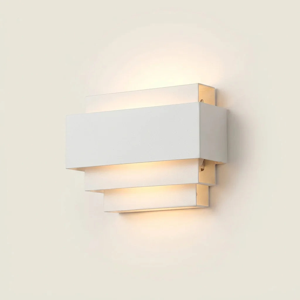 Applique murale multicouche carrée en métal blanc, allumée