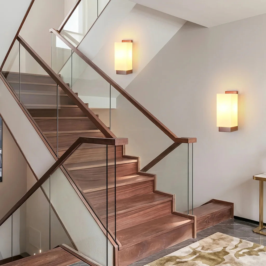 Deux appliques bois et verre opale le long d'un escalier en noyer