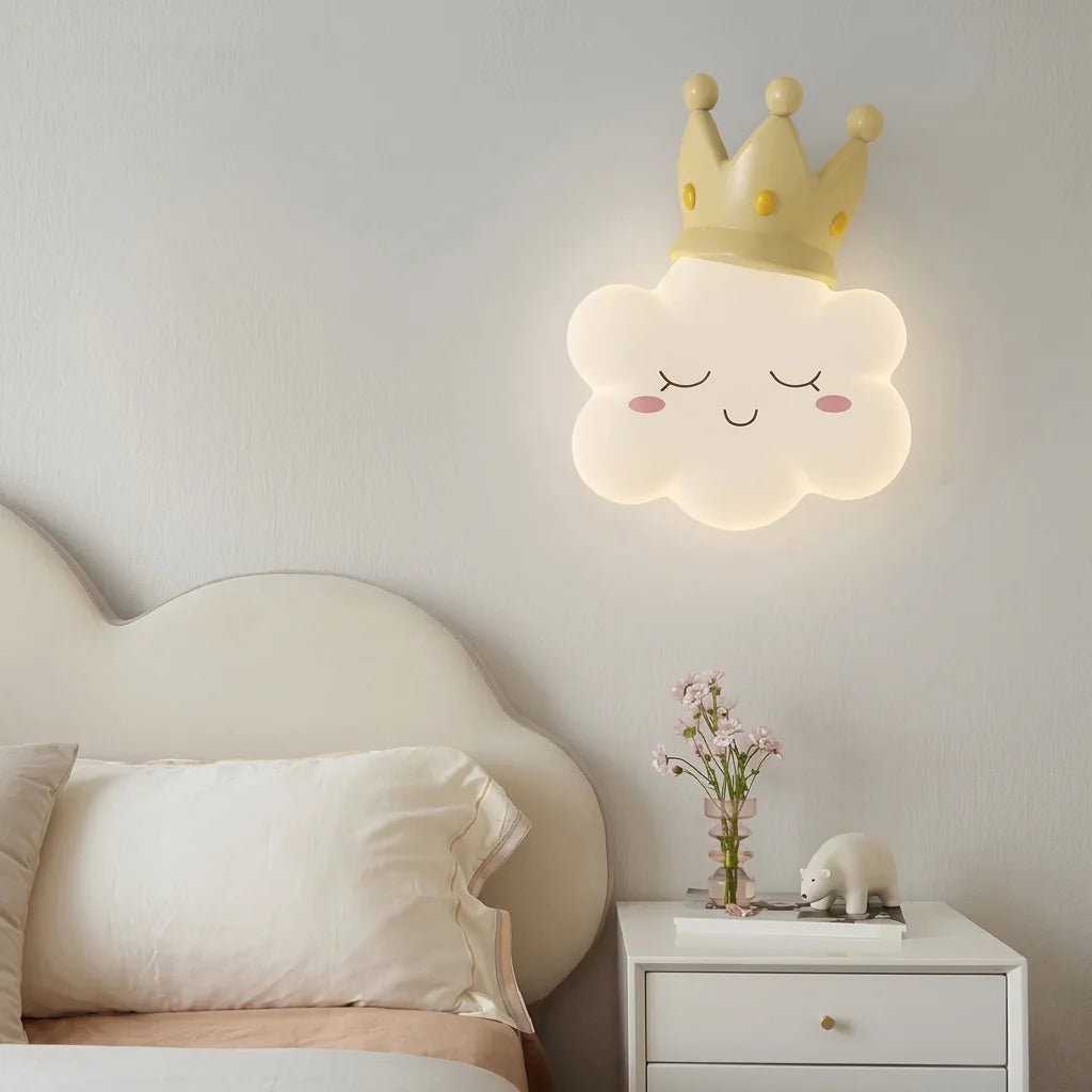 Applique nuage à couronne au-dessus d'une tête de lit nuage