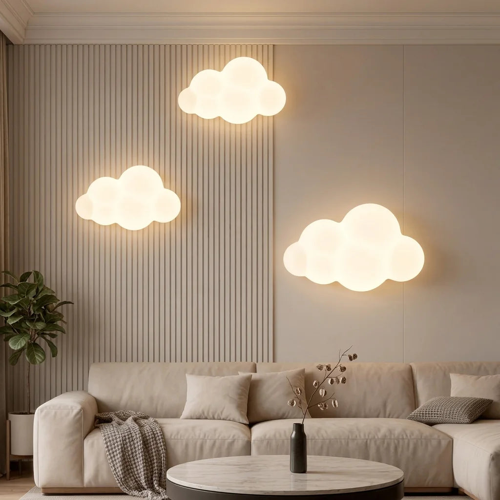Trois appliques nuage au-dessus d'un canapé beige