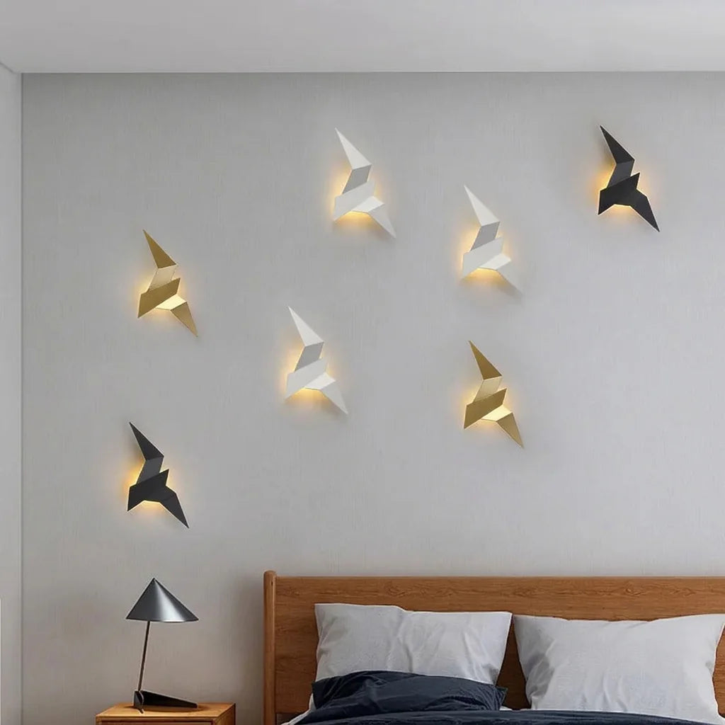 Nuée d'appliques oiseau au-dessus d'un lit en bois