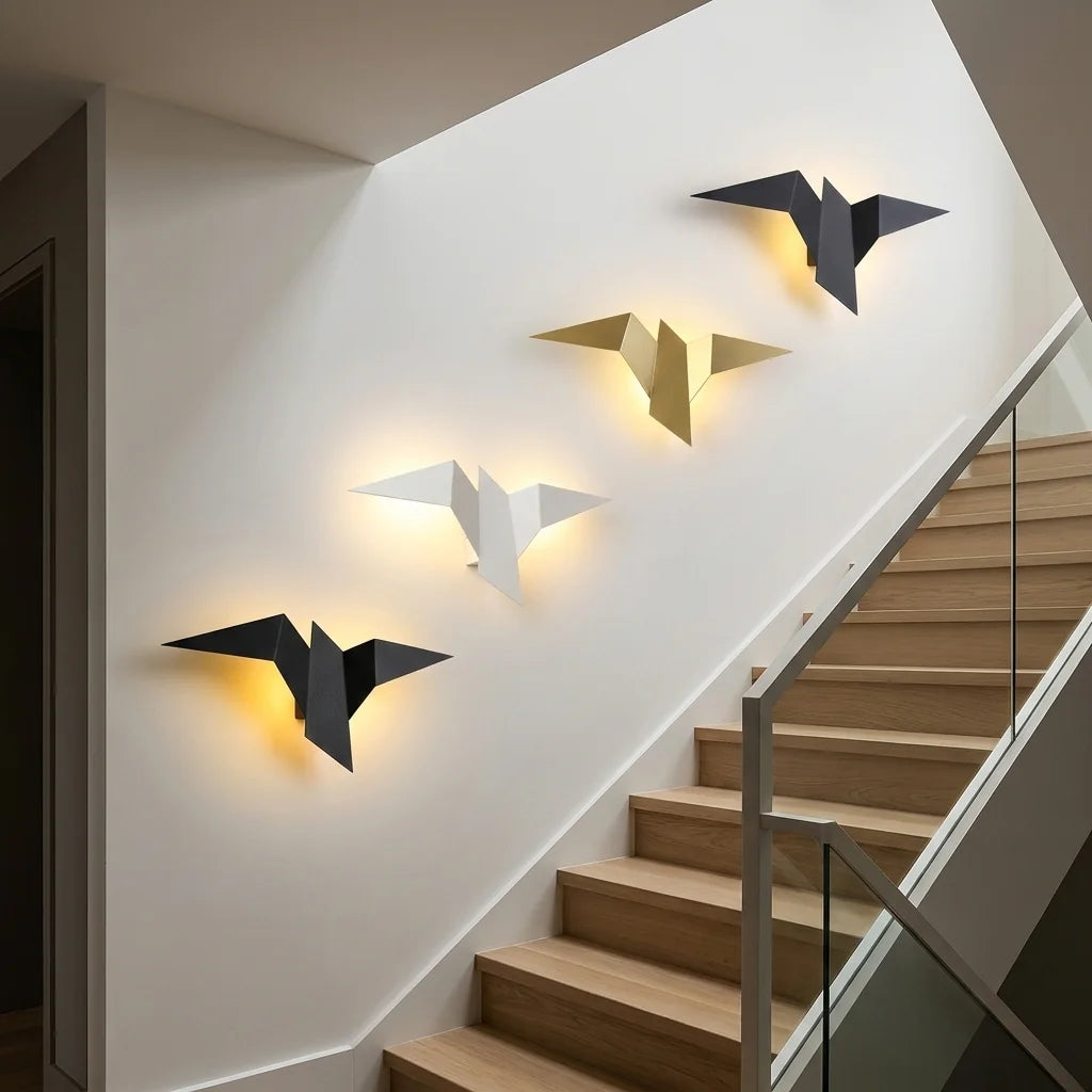 Quatre appliques oiseau en vol le long d'un escalier en chêne