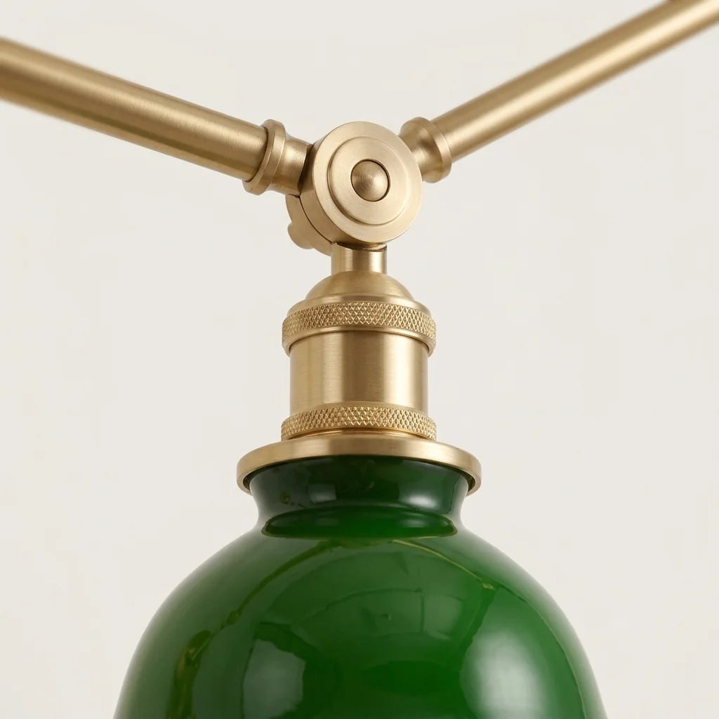 Rotule et douille en laiton au-dessus du verre vert, vues de près
