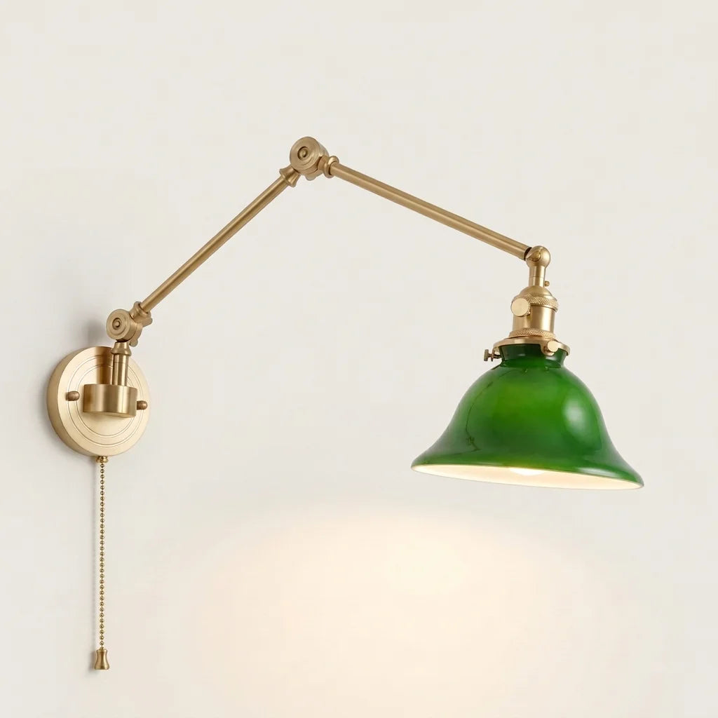 Applique orientable en laiton et verre vert avec tirette