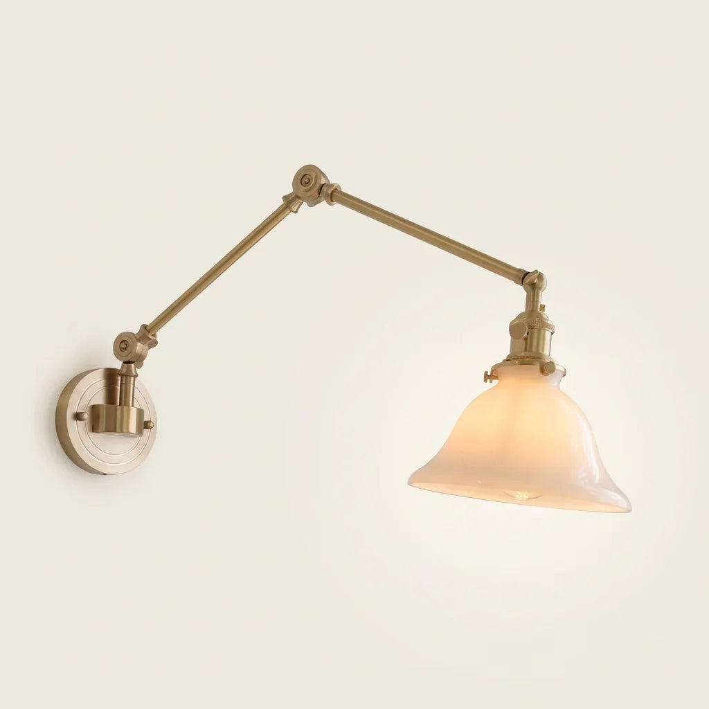 Applique murale orientable en laiton, abat-jour en verre blanc opalin