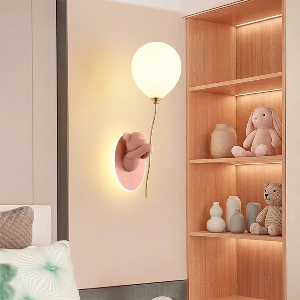 Applique ourson rose allumée dans une chambre d'enfant