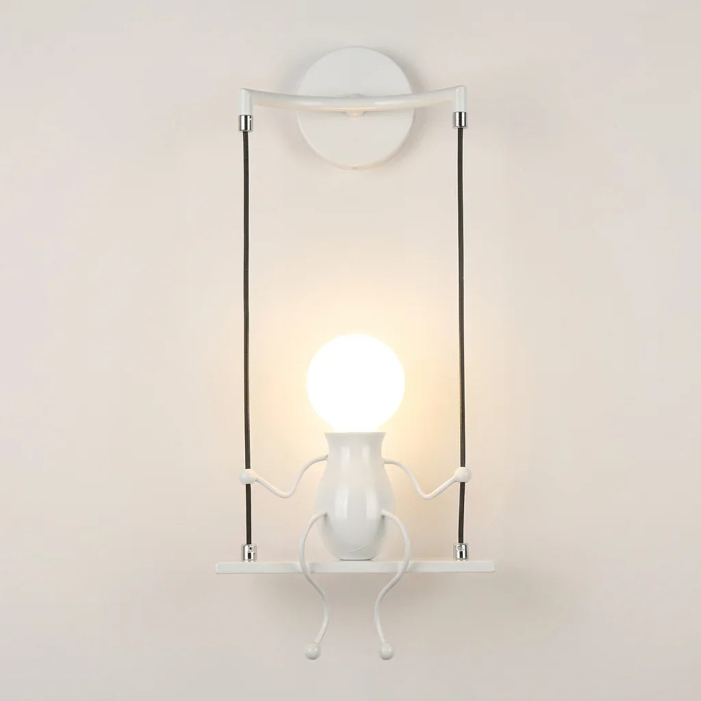 Applique murale petit bonhomme blanc sur une balançoire