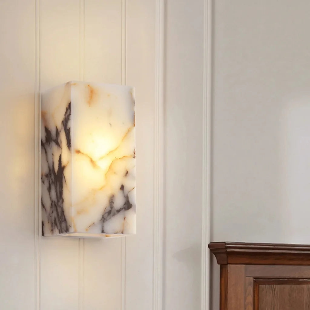 Applique en pierre veinée sur un lambris blanc au-dessus d'un buffet en bois