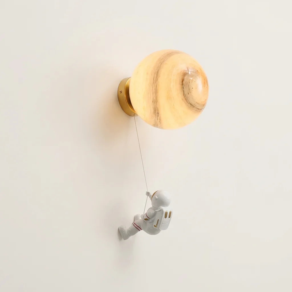 Applique murale planète et astronaute pour chambre d'enfant, modèle A, allumée