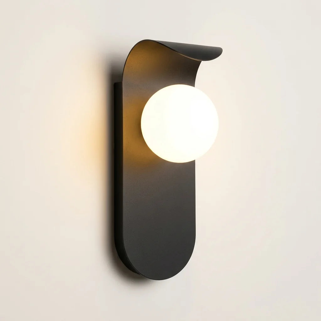 Applique murale LED plaque incurvée noire et globe opalin, allumée