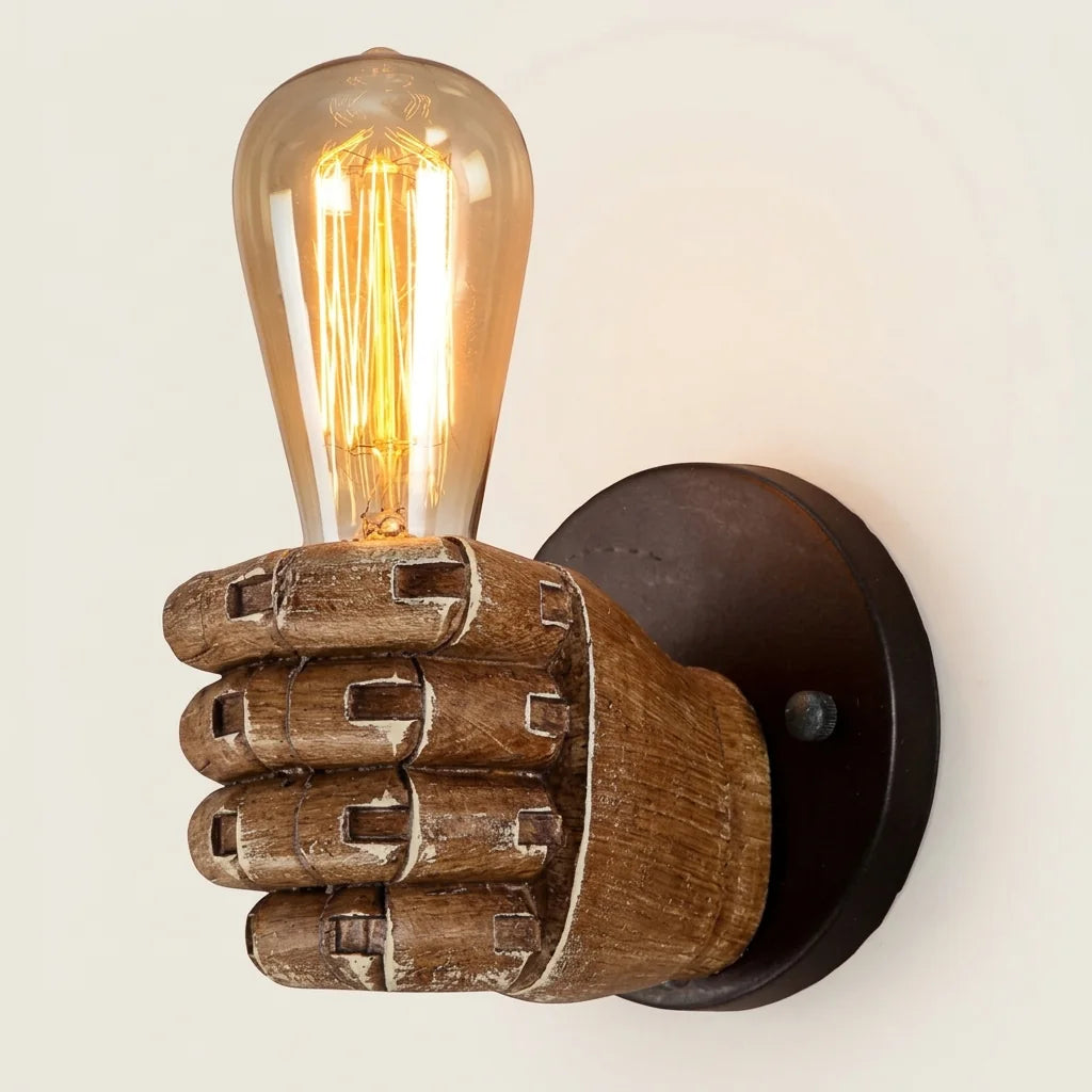 Applique murale poing en résine effet bois tenant une ampoule Edison, main droite