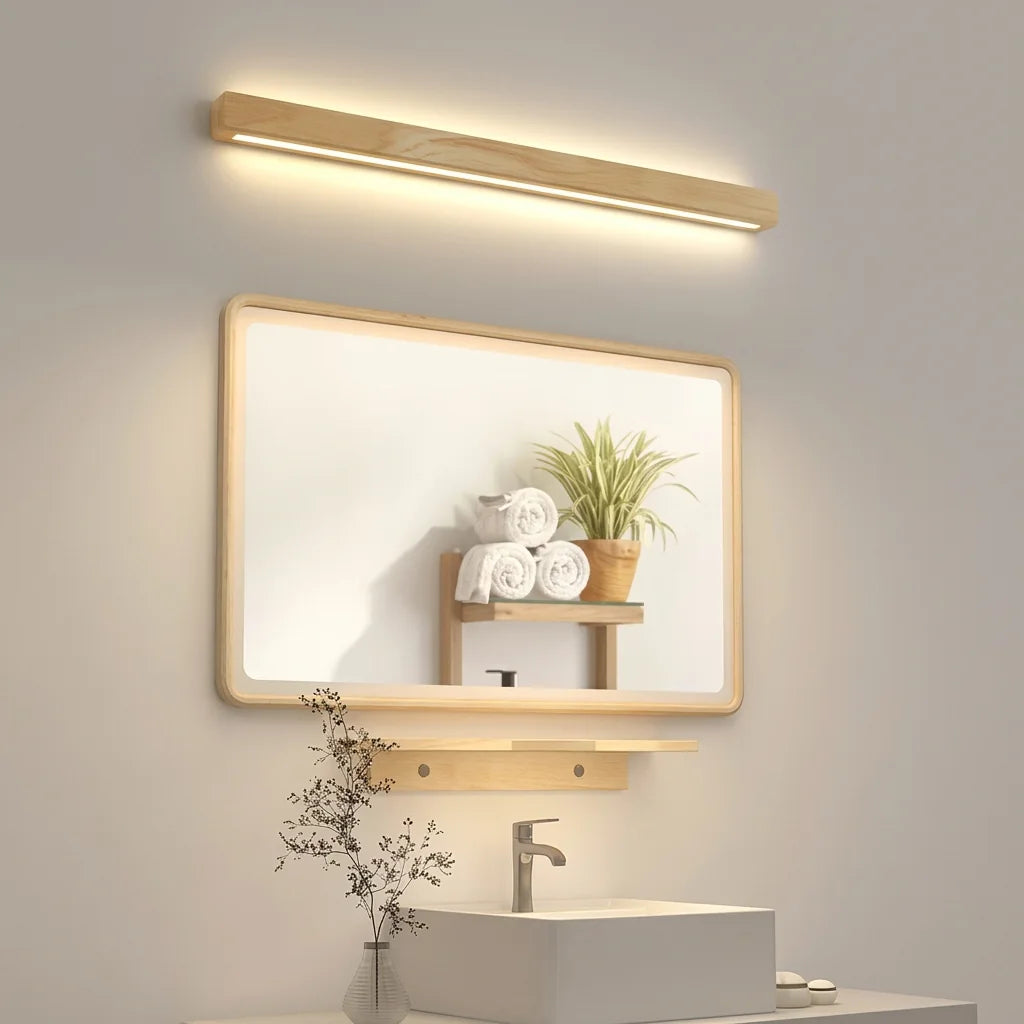 Réglette LED en bois clair au-dessus d'un miroir de salle de bain