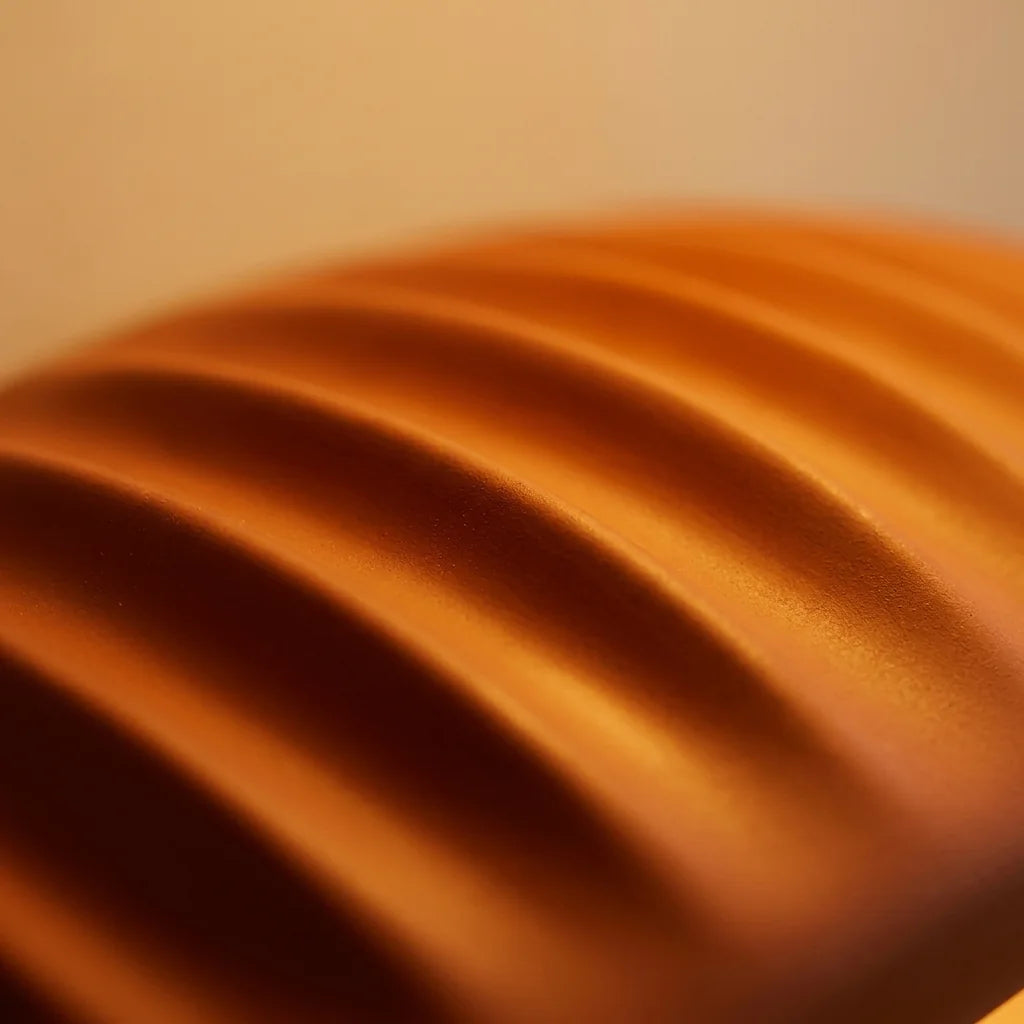 Cannelures de la résine terracotta mate, vues de près