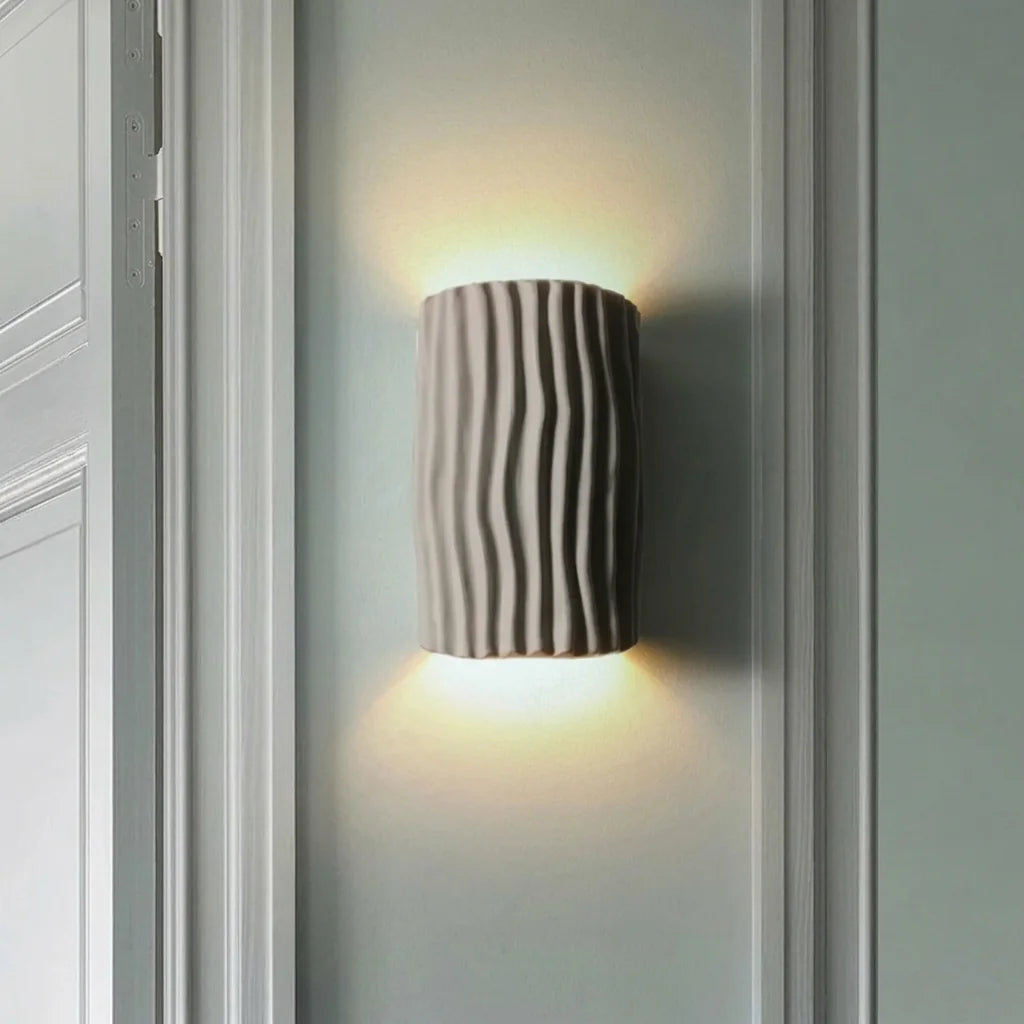 Applique en résine ondulée sur un mur à moulures vert pâle