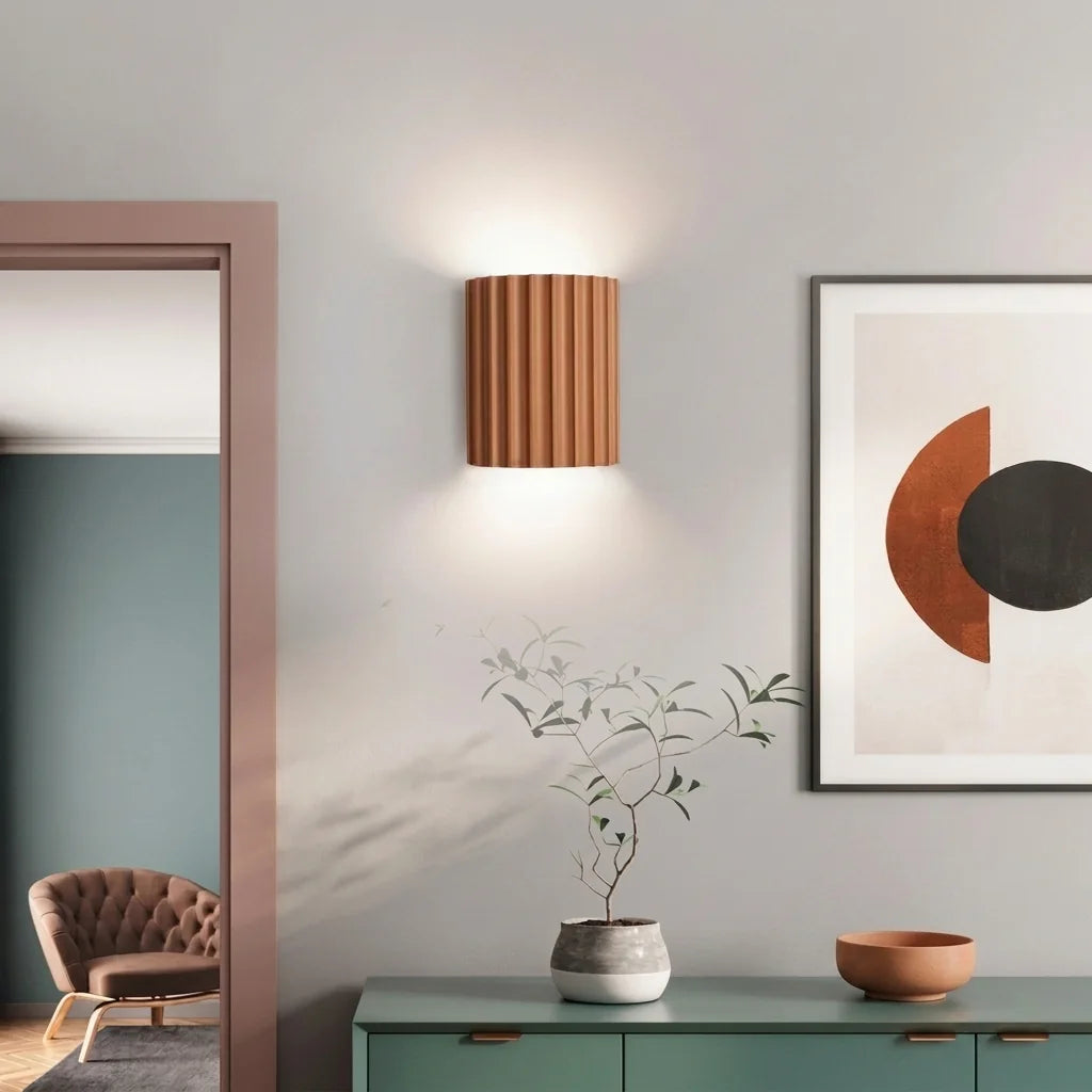 Applique plissée terracotta au-dessus d'un buffet vert