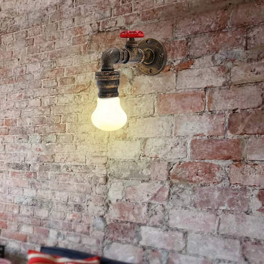 Applique robinet sur un mur en briques anciennes