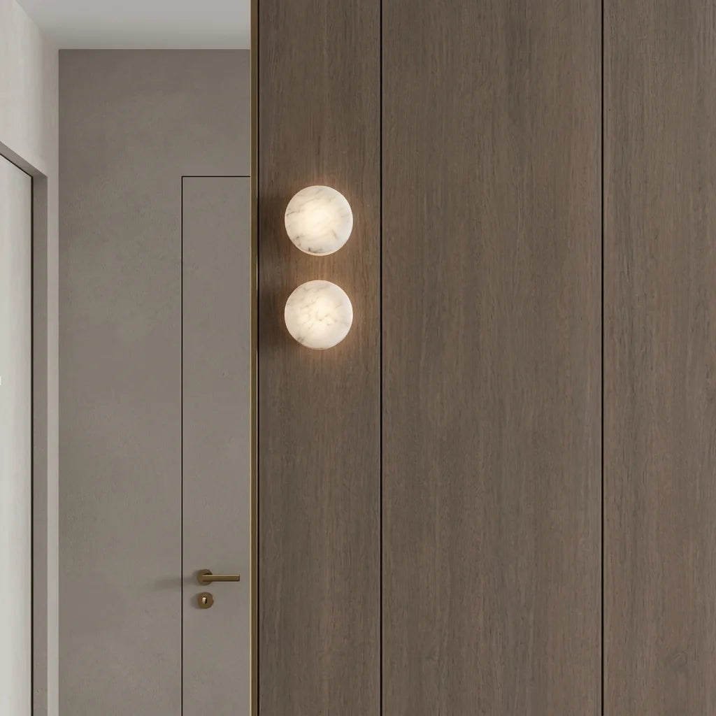 Deux appliques en marbre sur un lambris en bois foncé