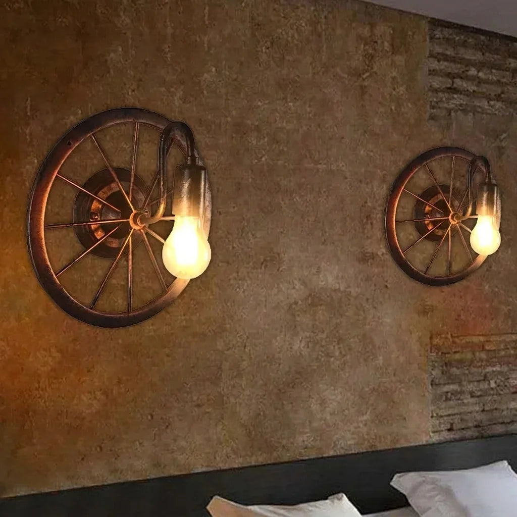 Deux appliques roue de charrette sur un mur brut de chambre loft