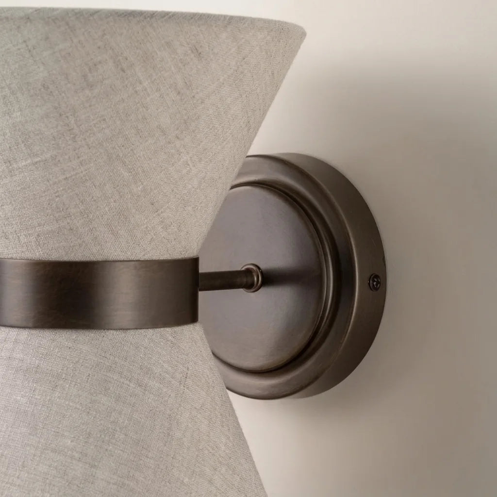 Tissu en lin, bague et platine en bronze vus de près