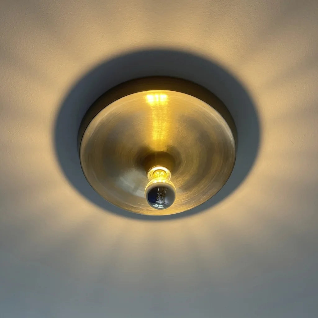 Halo lumineux doré de l'applique soucoupe vu de dessous