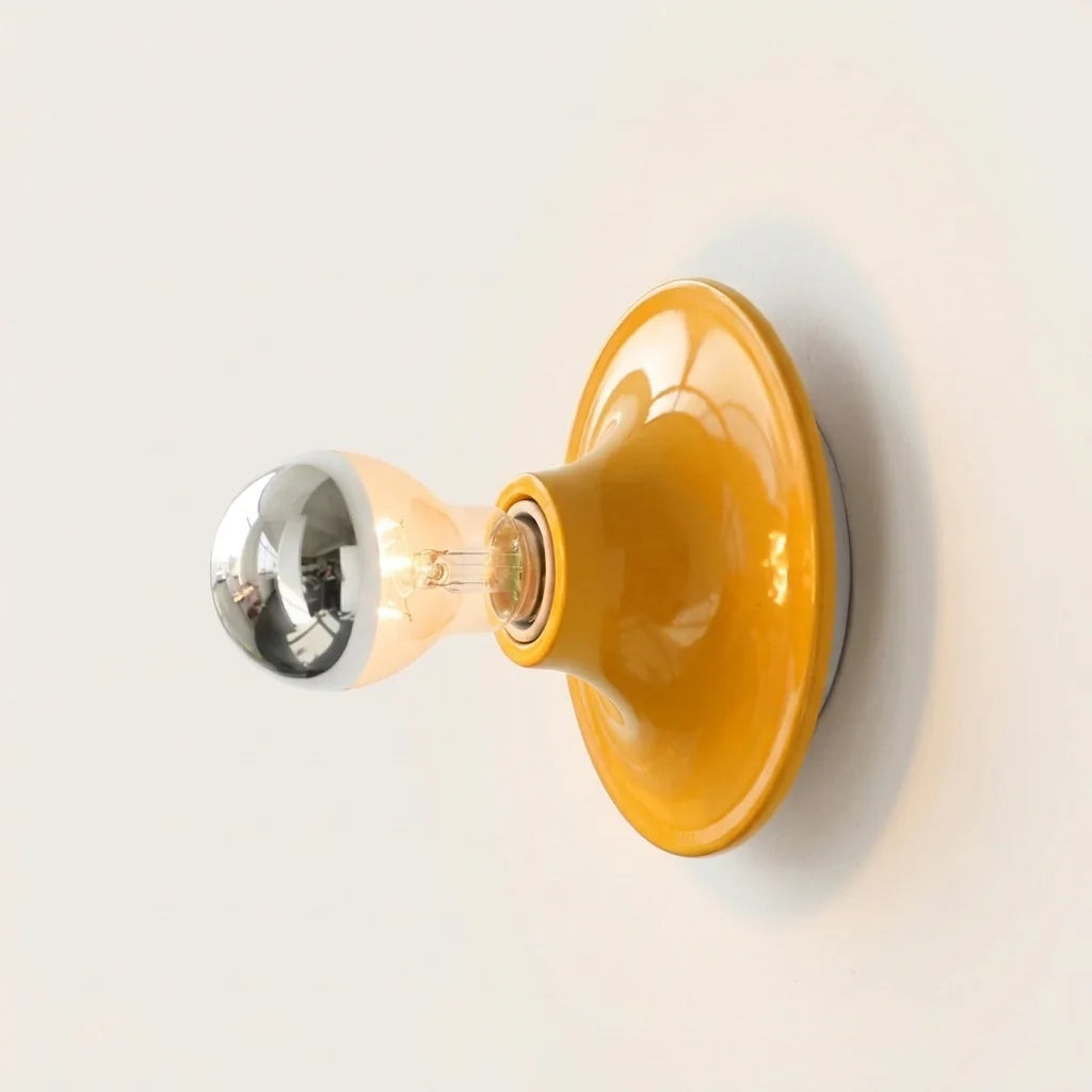 Applique murale soucoupe jaune et ampoule à calotte argentée