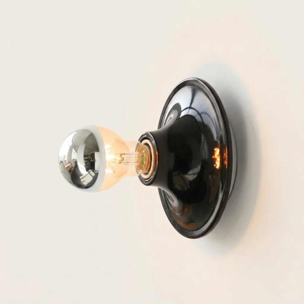 Applique murale soucoupe noire et ampoule à calotte argentée