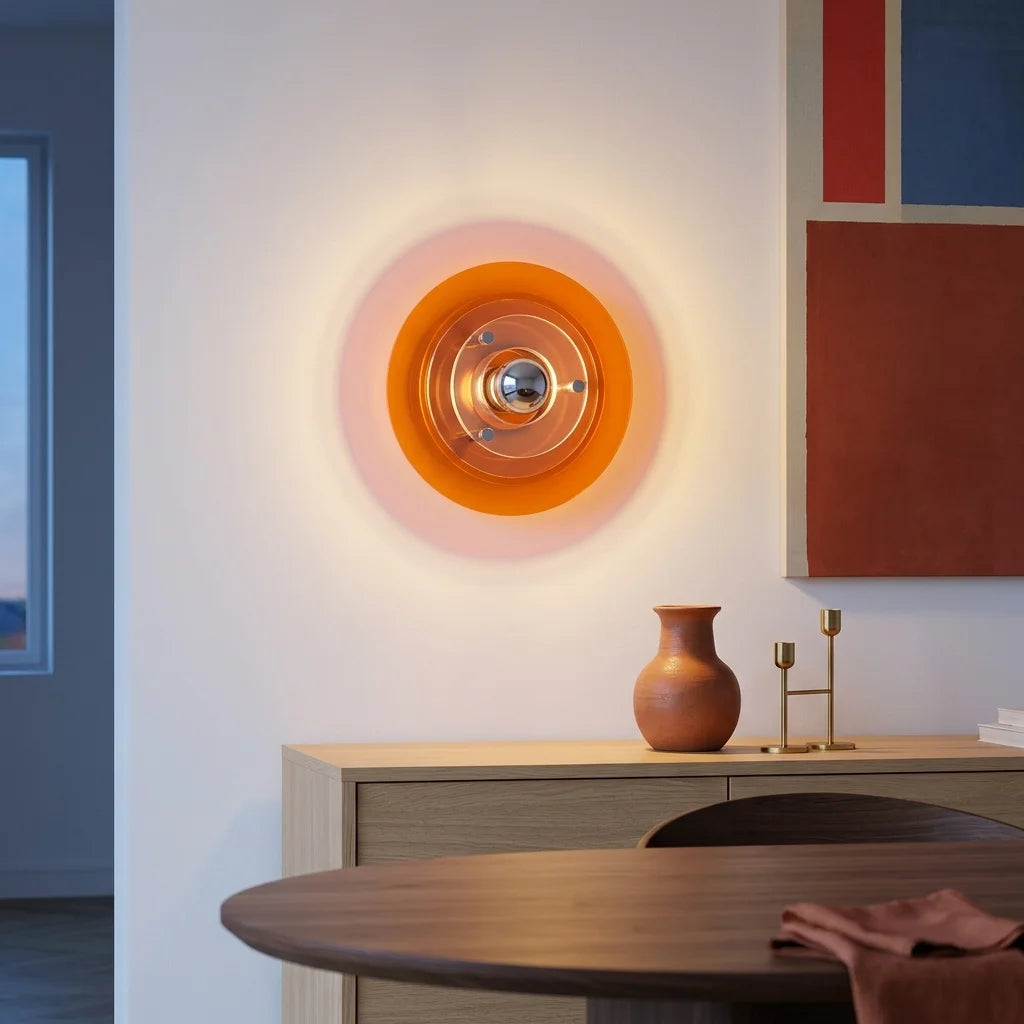 Applique soucoupe orange allumée au-dessus d'un buffet en chêne, salle à manger Bauhaus
