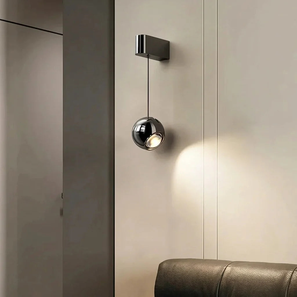 Applique sphère orientable au-dessus d'un canapé en cuir