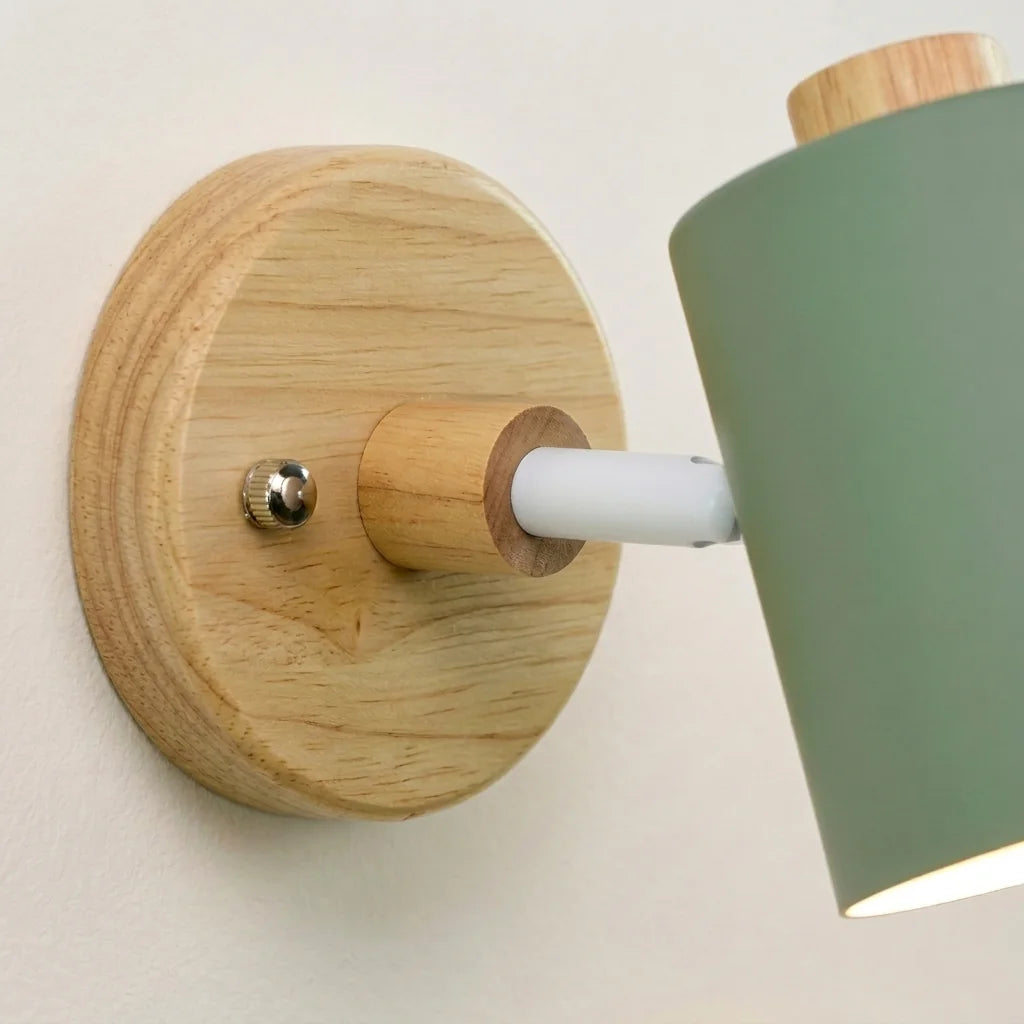 Platine ronde en bois et rotule orientable de l'applique vues de près