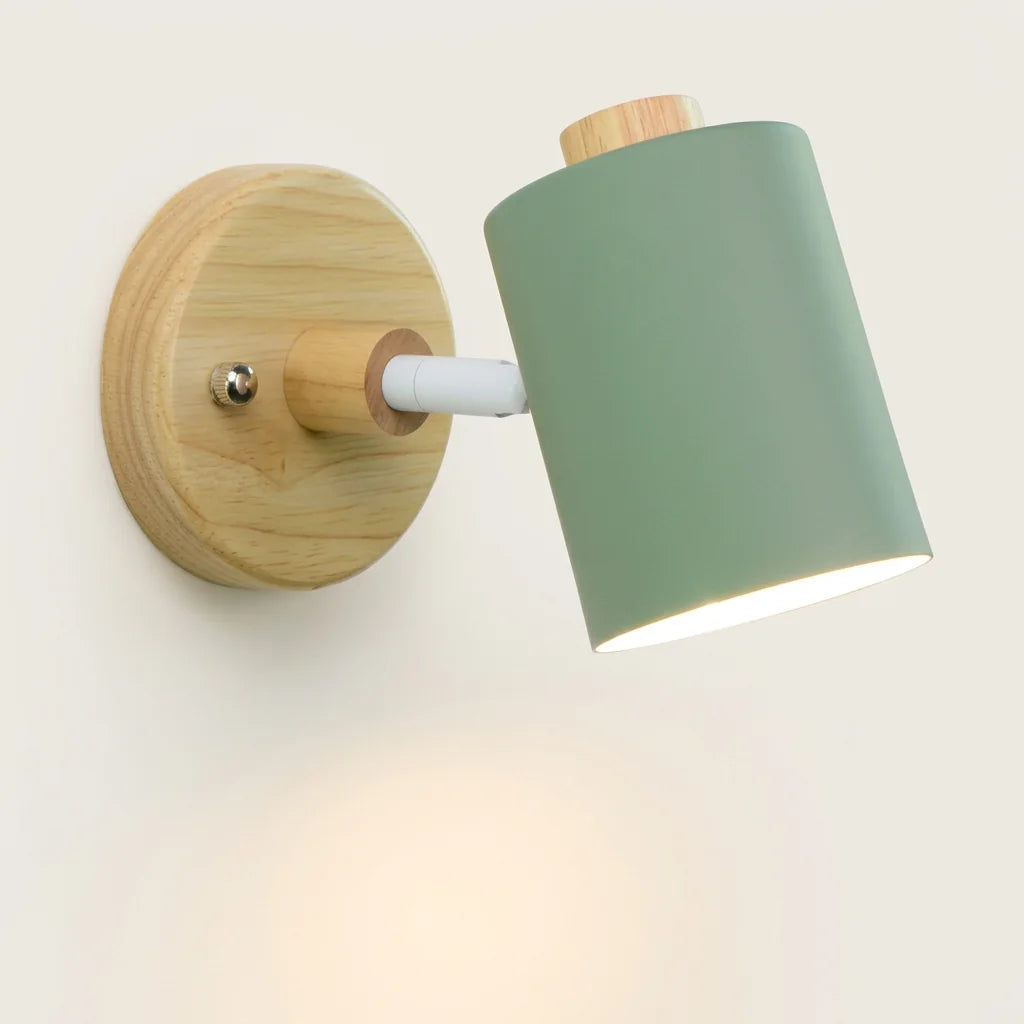 Applique murale spot en bois et abat-jour vert sauge orientable, allumée