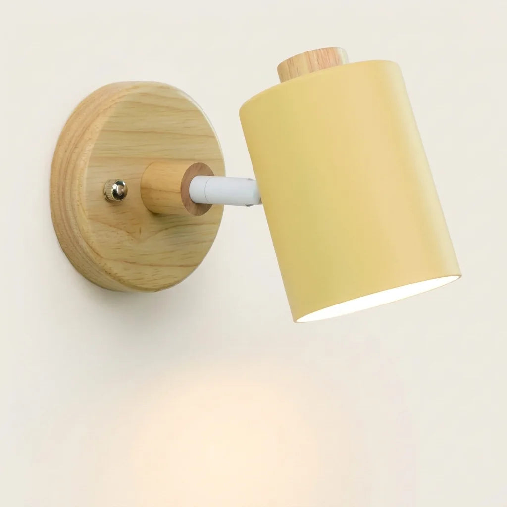 Applique murale spot en bois et abat-jour jaune pastel