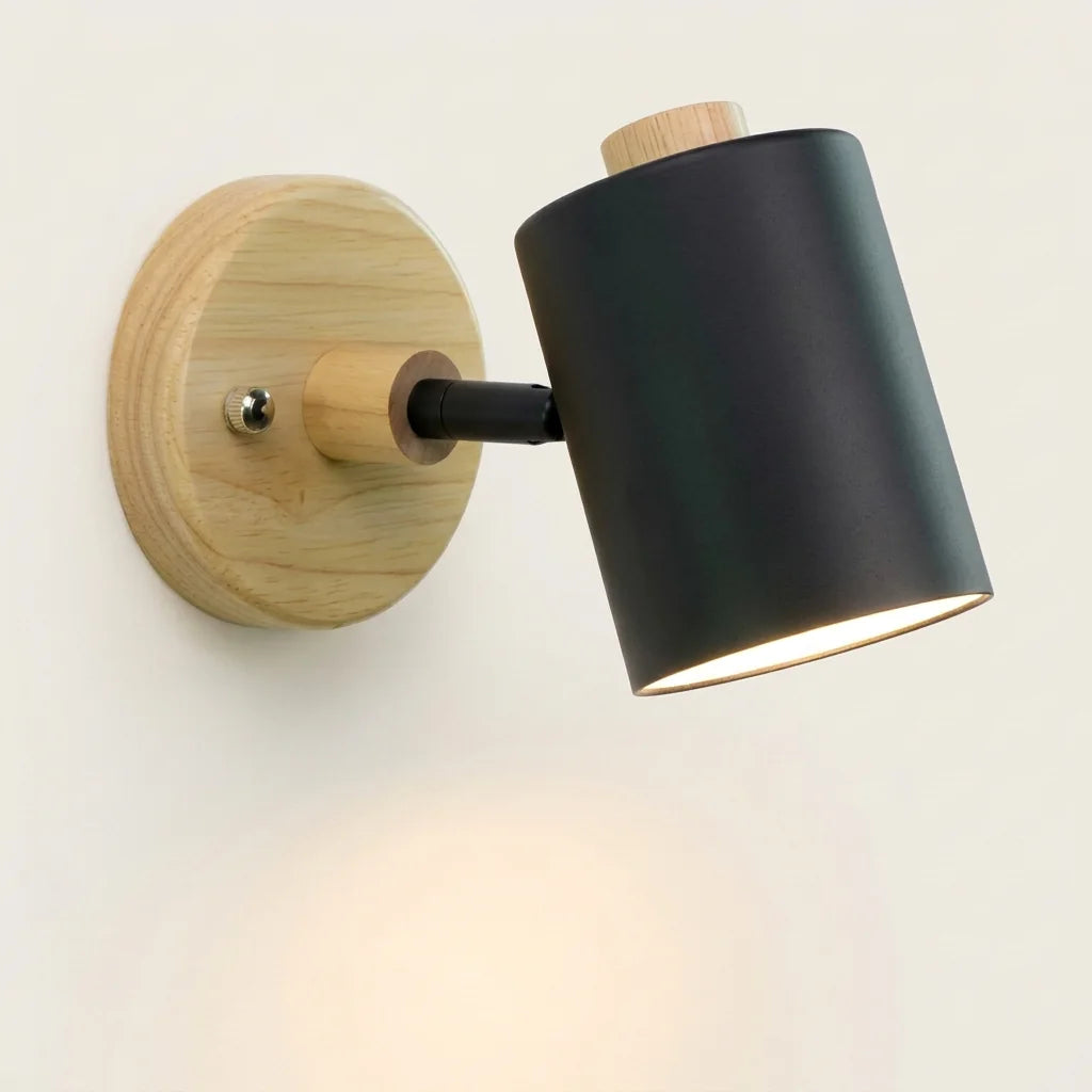 Applique murale spot en bois et abat-jour noir