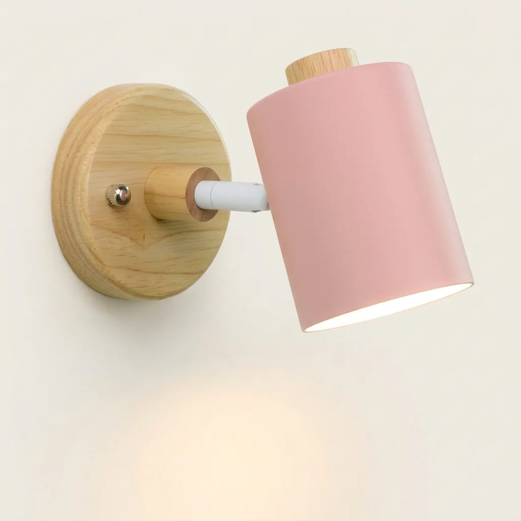 Applique murale spot en bois et abat-jour rose pastel