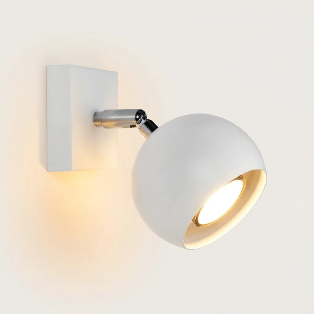 Applique murale spot boule orientable allumée