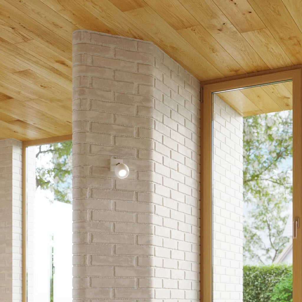 Applique murale spot boule orientable dans un salon