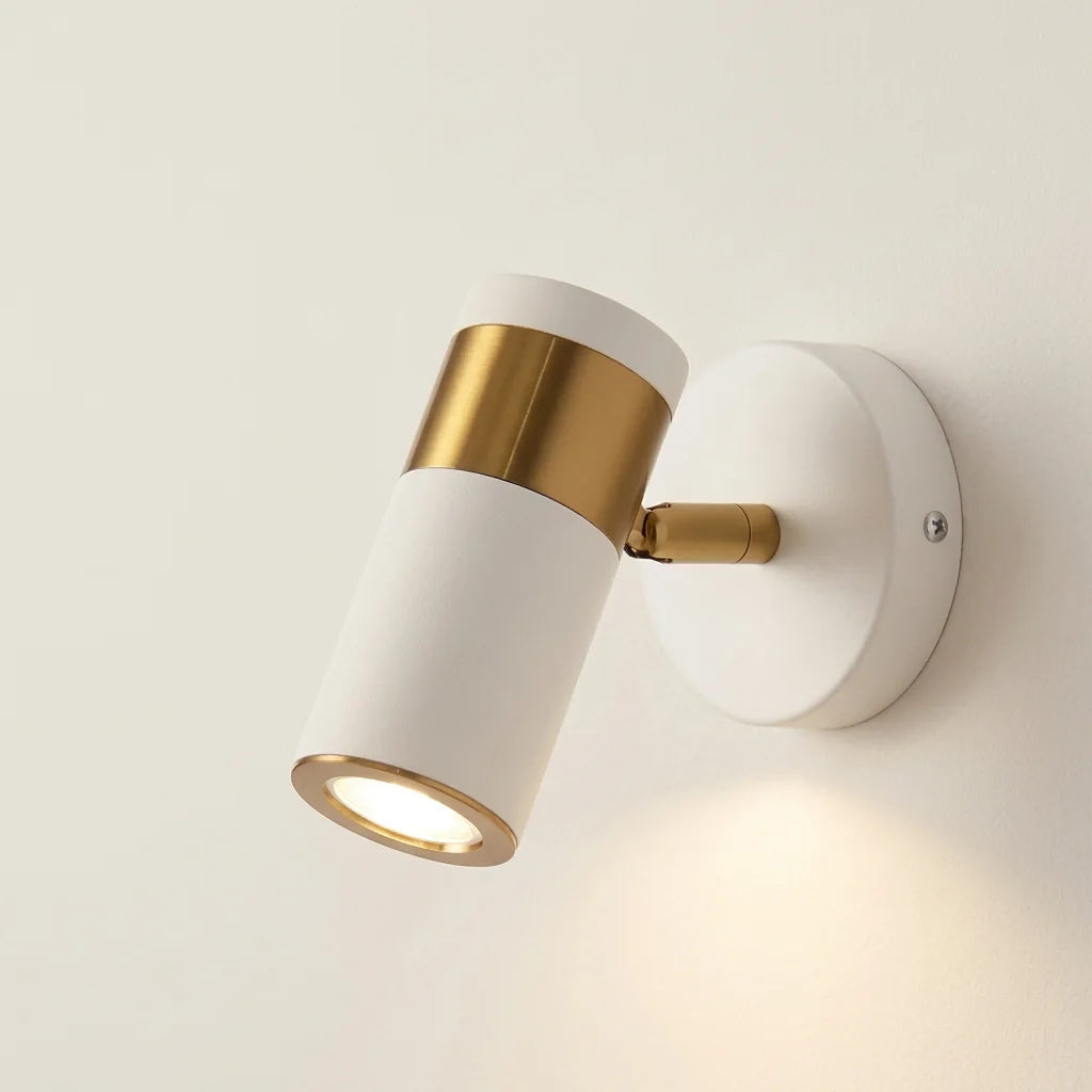 Applique murale spot cylindre orientable blanc et or, allumée
