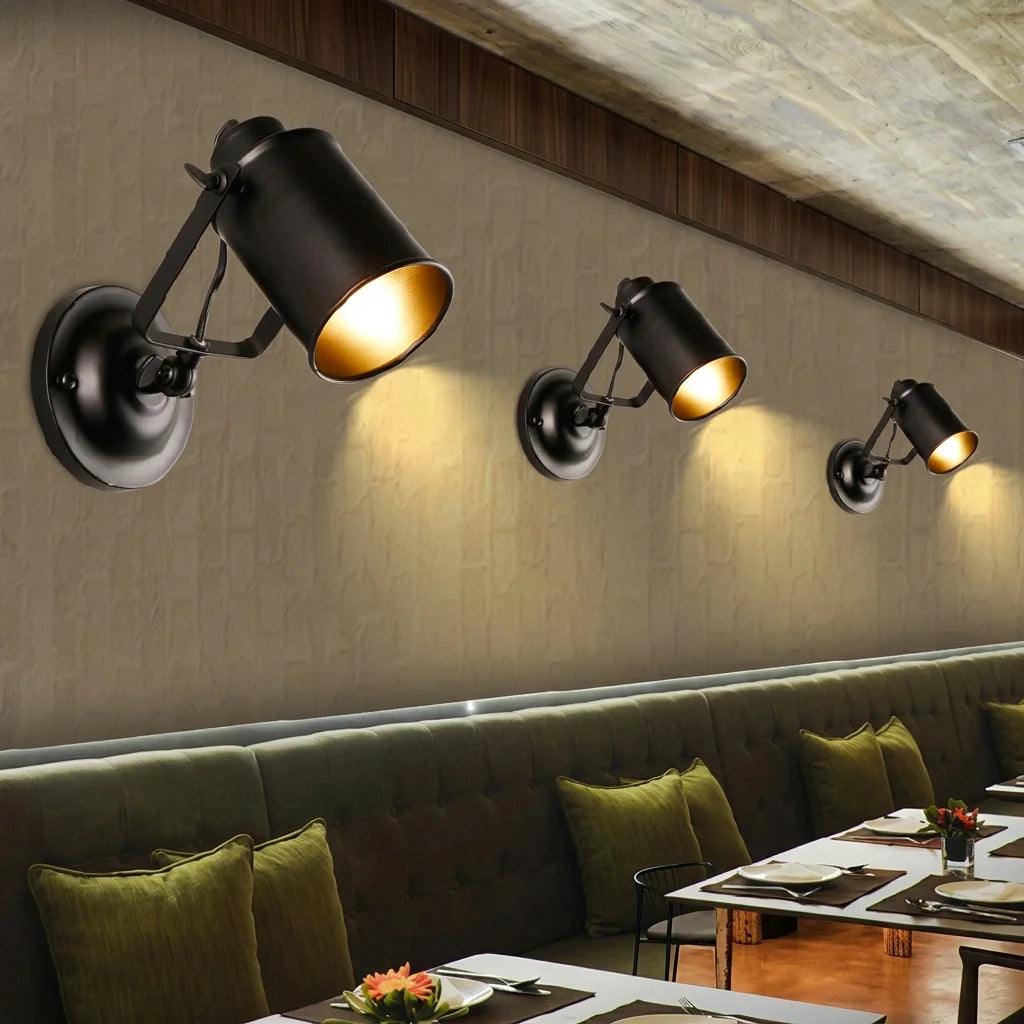 Trois appliques spot industriel au-dessus d'une banquette de restaurant