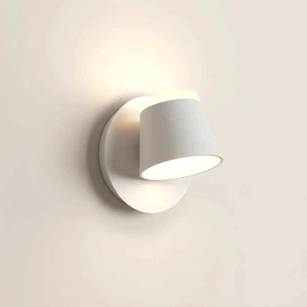 Applique murale LED orientable blanche à une tête, allumée