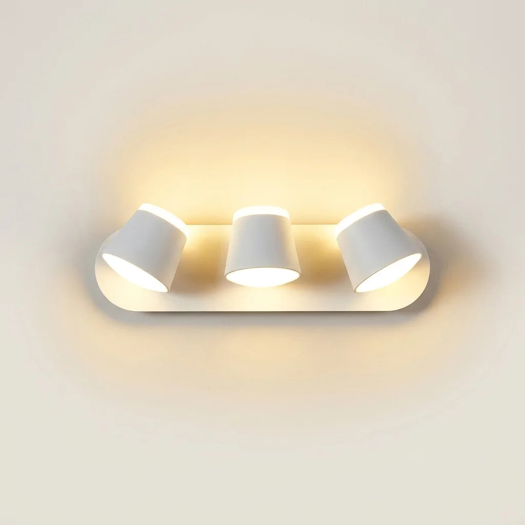 Applique murale LED orientable blanche à trois têtes, allumée